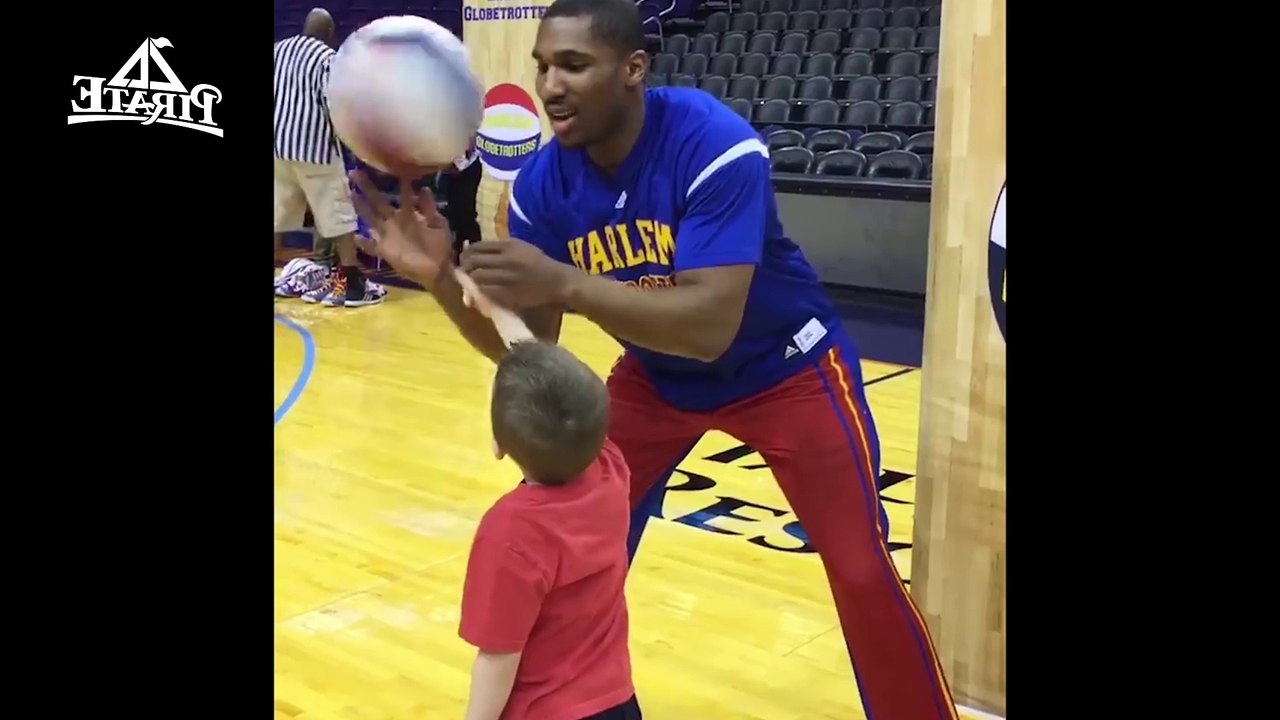 Un enfant célèbre un tricks avec The Original Harlem Globetrotters