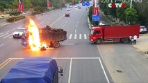 Un motard prend feu en percutant violemment un camion