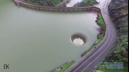 À l'aide d'un drone, un homme découvre un mystérieux trou qui s'est formé dans un lac. Les images filmées sont incroyab