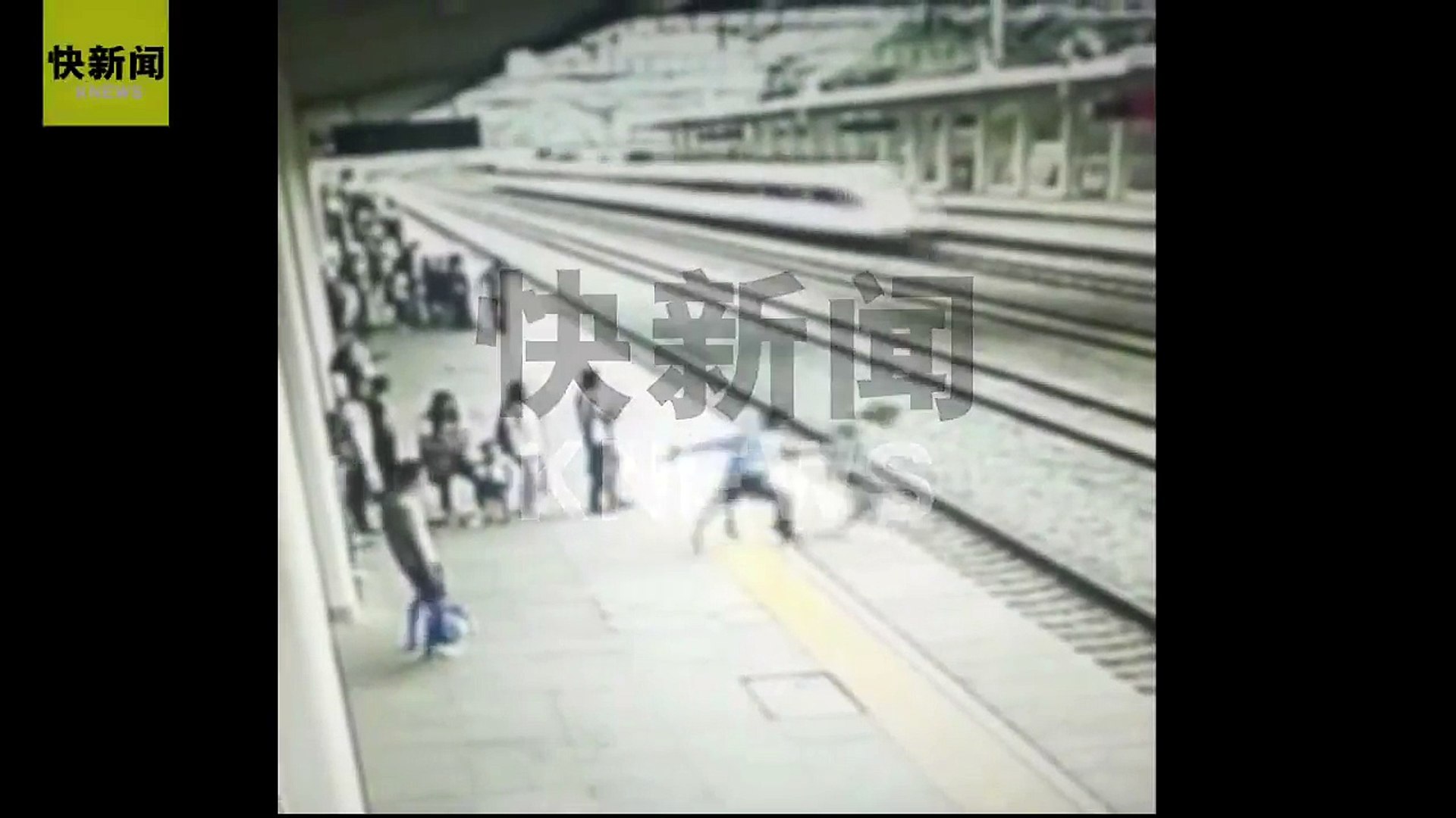 动车进站瞬间女子跳轨 客运员拽回