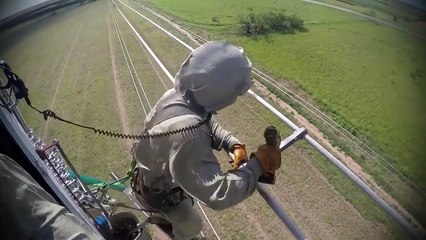 Descargar video: Intervention en hélicoptère sur des lignes électriques à haute tension !