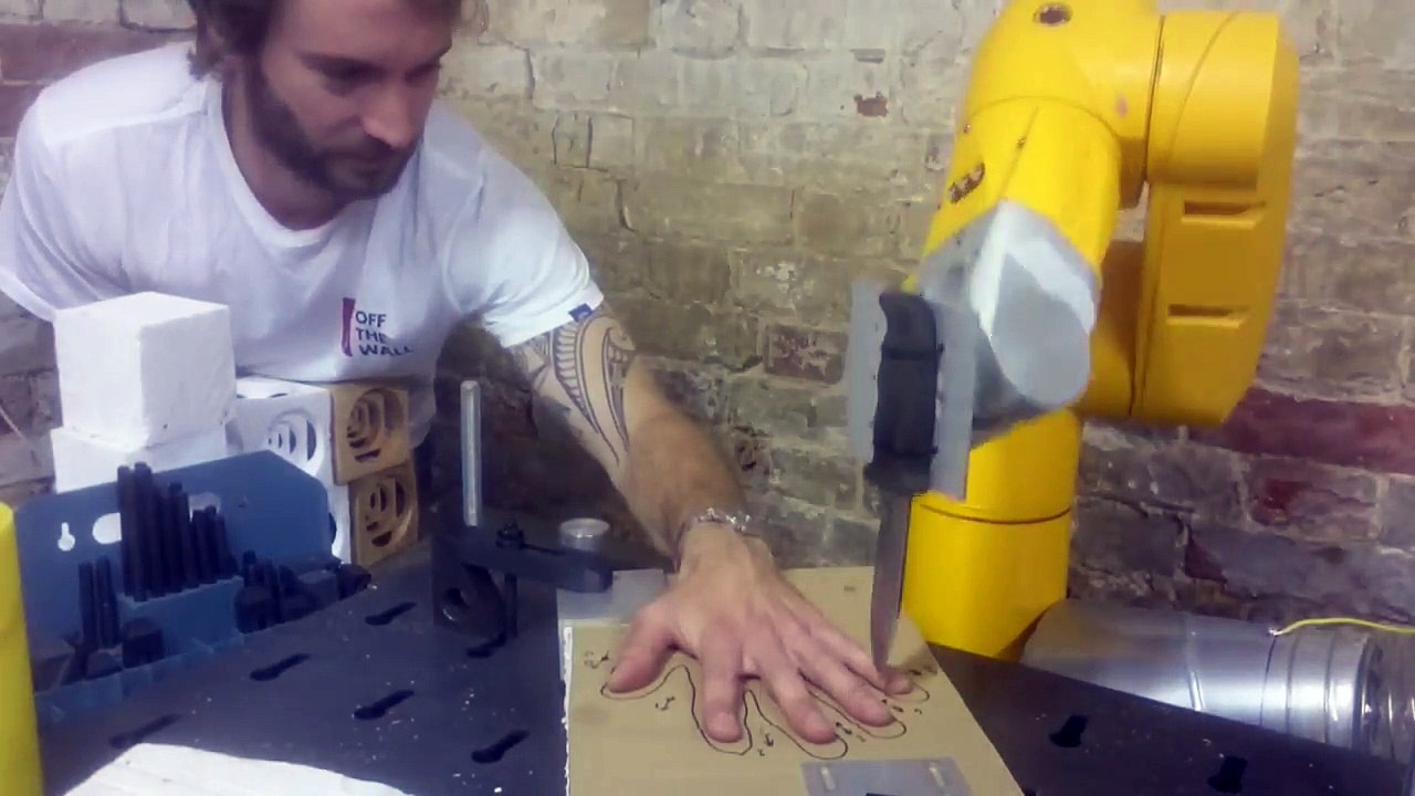 Ce robot plante un couteau entre les doigts d'un homme !!!