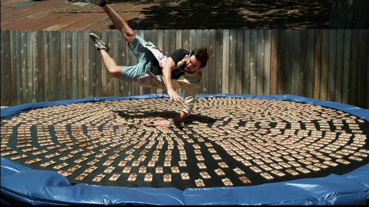 Sauter dans 1000 pièges à souris d'un coup... LE FOU