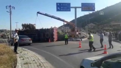 Trafik Kazasında Devrilen Kamyonun Içerisindeki Inşaat Demirleri Yola Savruldu