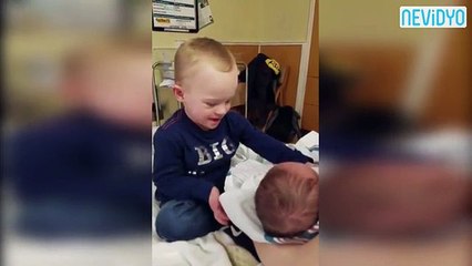 Down sendromlu abinin, yeni doğan kardeşiyle olan tanışması. Videosu