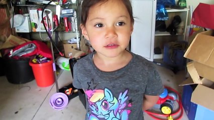 Une petite fille de 3 ans vous dévoile comment changer l’huile sur votre voiture!