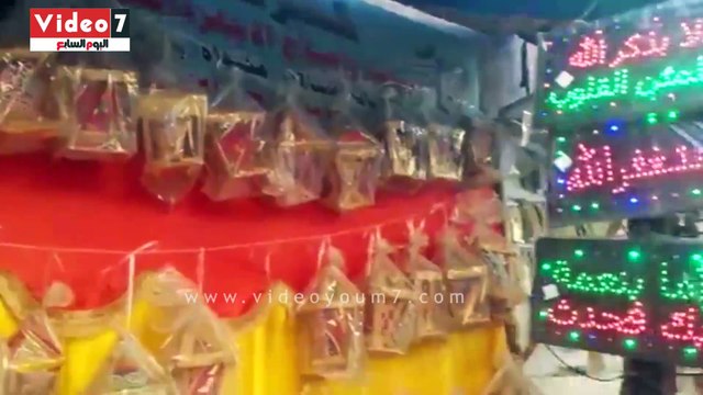 الفوانيس الخيامية تجذب مواطنى بنى سويف وبائع يبتكر نوعا بالرموت يطلق الأغانى الرمضانية