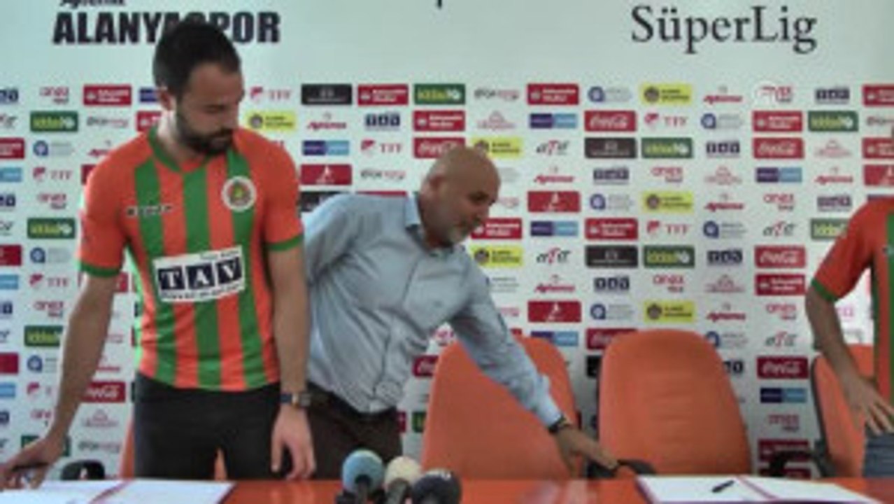 Aytemiz Alanyaspor'da Iki Futbolcunun Sözleşmesi Yenilendi