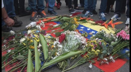 Opositores marchan en memoria de joven muerto en medio de protesta