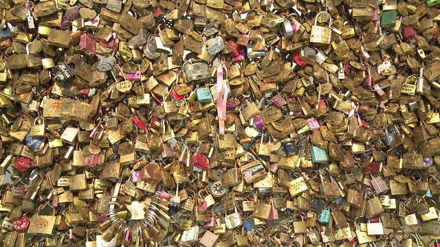 Subastarán los famosos “candados del amor” de París