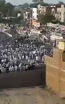 PM Nawaz Sharif addressing empty chairs in Chichawatni