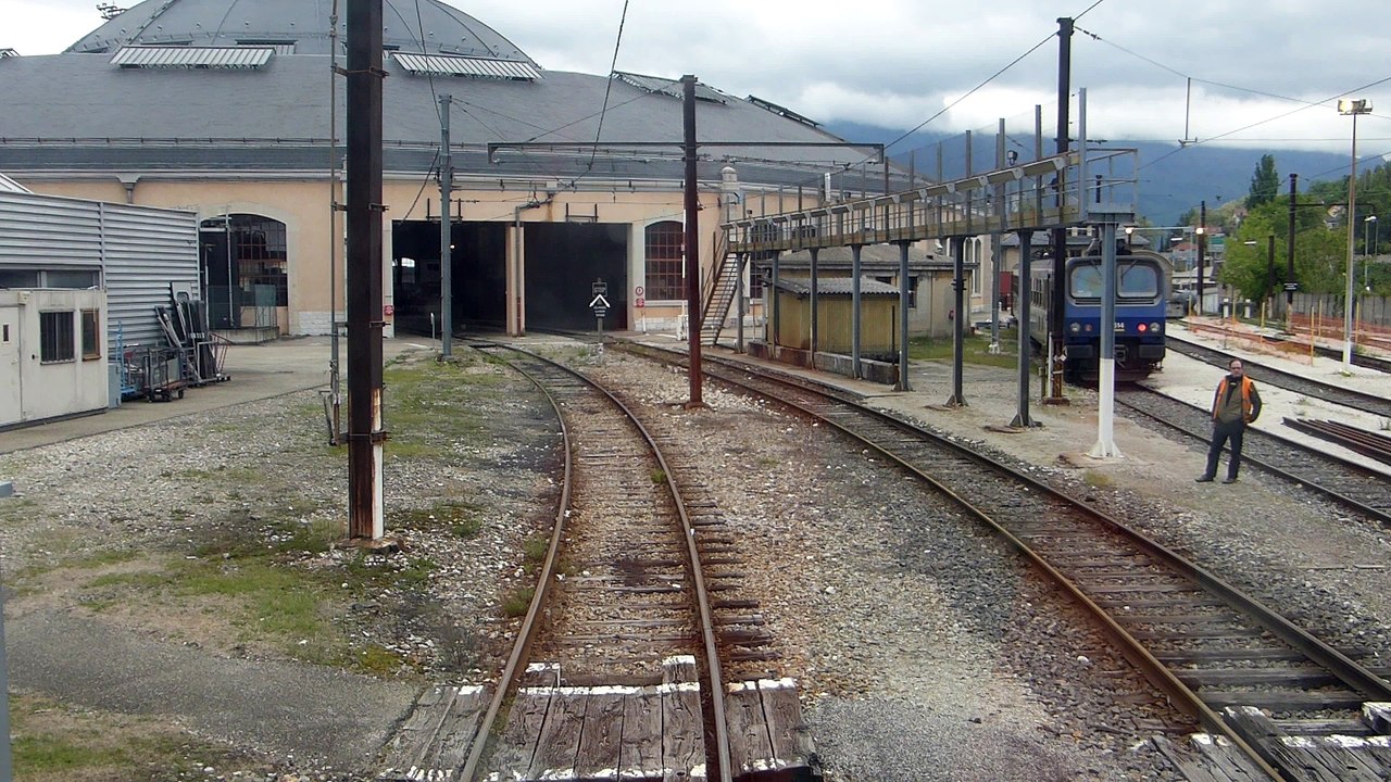 A bord de la CC 7102, entrée dans la rotonde de Chambéry.