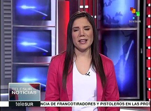 Madres de la Plaza de Mayo entregan pañuelo blanco a Dilma Rousseff