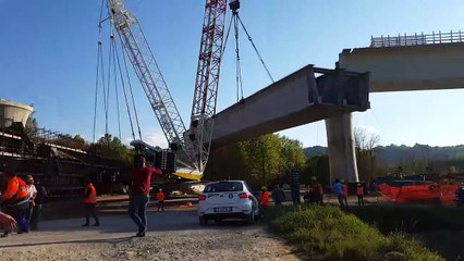 Impressionnante chute d'une grue lors d'une construction d'un pont