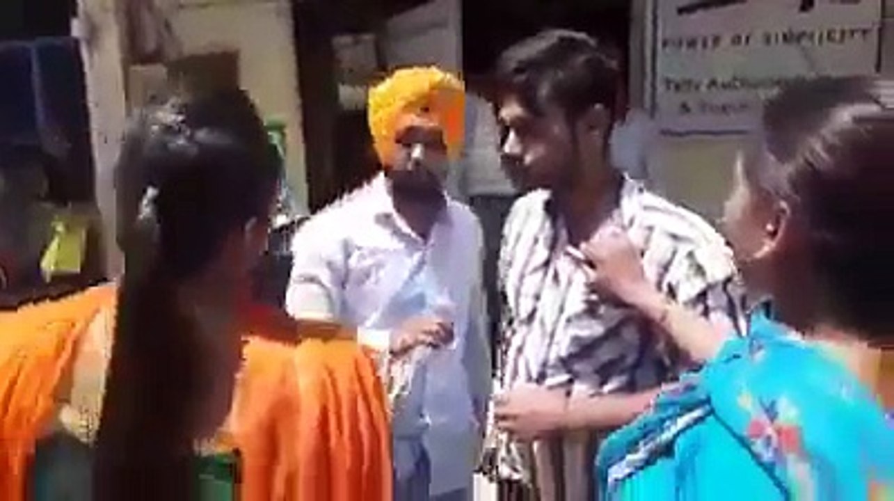 ਸਰਦਾਰ ਹੋ ਕੇ ਕੁੜੀਆਂ ਛੇੜ ਦੇ ਨੂੰ ਸ਼ਰਮ ਨਹੀ ਆਉਦੀ ।