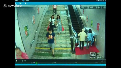 Commuters helps elderly man who fell down on escalator