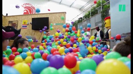 Des bureaux transformés en piscine à balles géante en Angleterre