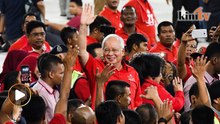 "Beliau sanggup jilat ludah, cium mulut dengan musuh," kata Najib