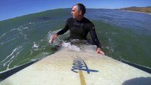 Ce surfeur s’aperçoit qu'un requin est juste derrière lui... Flippant