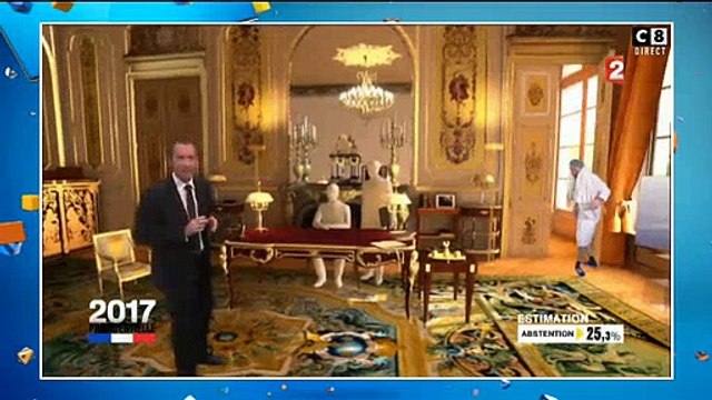 Regardez les images hilarantes de Camille Combal qui s'est incrusté dans toutes les séquences politiques de la semaine !