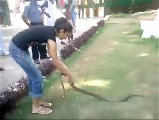 Bu kızın dev yılanla yaptıklarına hayret edeceksiniz