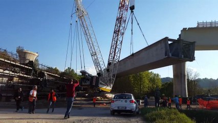 Chute d'une grue pendant la construction d'un pont en Italie