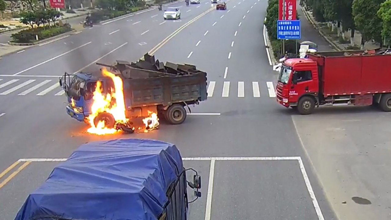 Un motard percute un camion