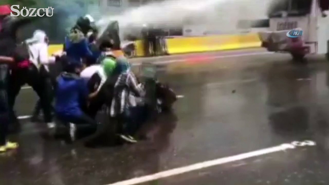 Polis aracından sıkılan su göstericileri metrelerce savurdu