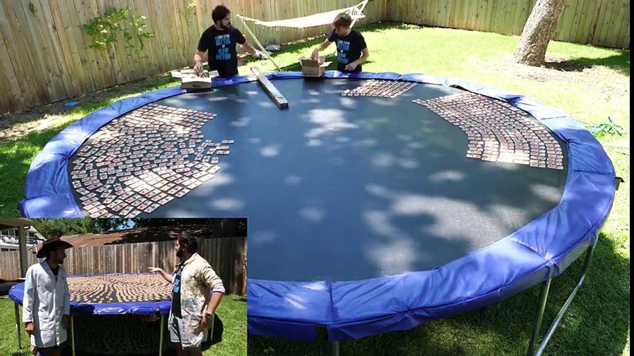 Il saute sur 1000 pièges à souris et se filme en slow motion