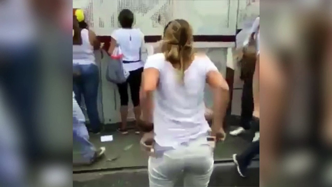 Venezolana tira su pantalón a policías en protesta