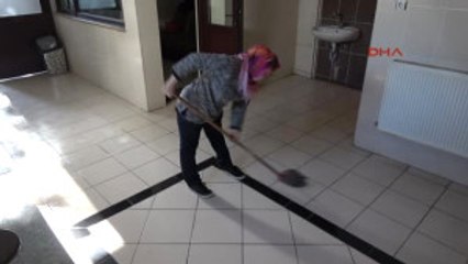 Bolu Engelli Kadın, Cami Tuvaletinde Harçlığını Çıkarıyor