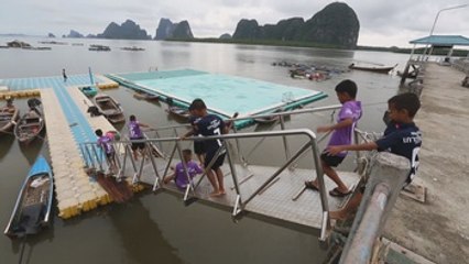 Del caucho al cemento, isleños de Ko Panyi modernizarán su turística cancha de fútbol flotante