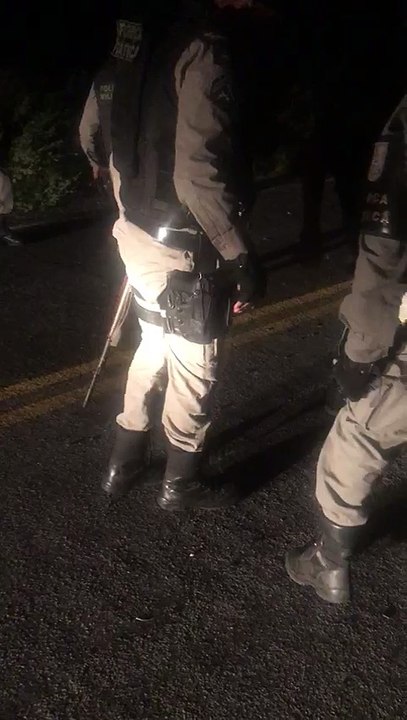 Explosão caixas eletrônicos: Policiais militares retiram grampos da pista da pista