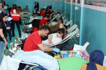 Kan Vermek Için Kuyruk Oldular