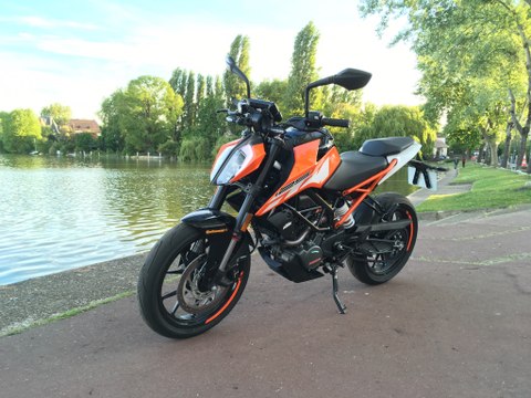 2017 KTM DUKE 125 cm3 ESSAI AUTO-MOTO.com