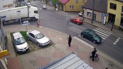 Ce camion roule sur une piétonne qu'il n'a pas vu