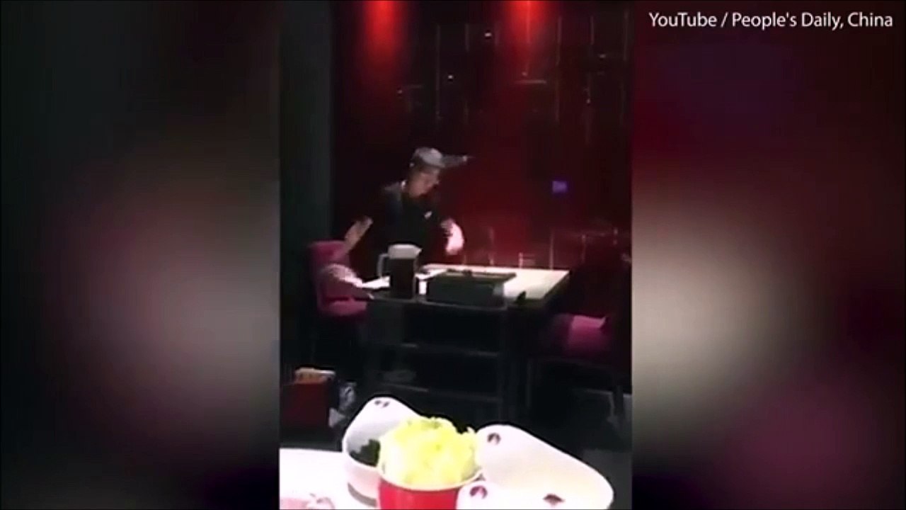 Ce serveur chinois est l'employé parfait... Regardez comment il nettoie les tables