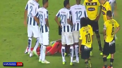 Le gardien du Barcelona SC simule sa mort pour esquiver un carton rouge !