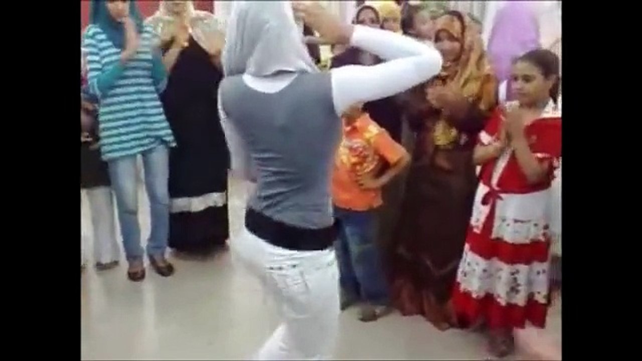 Düğünde Döktüren Türbanlı Arap Kız