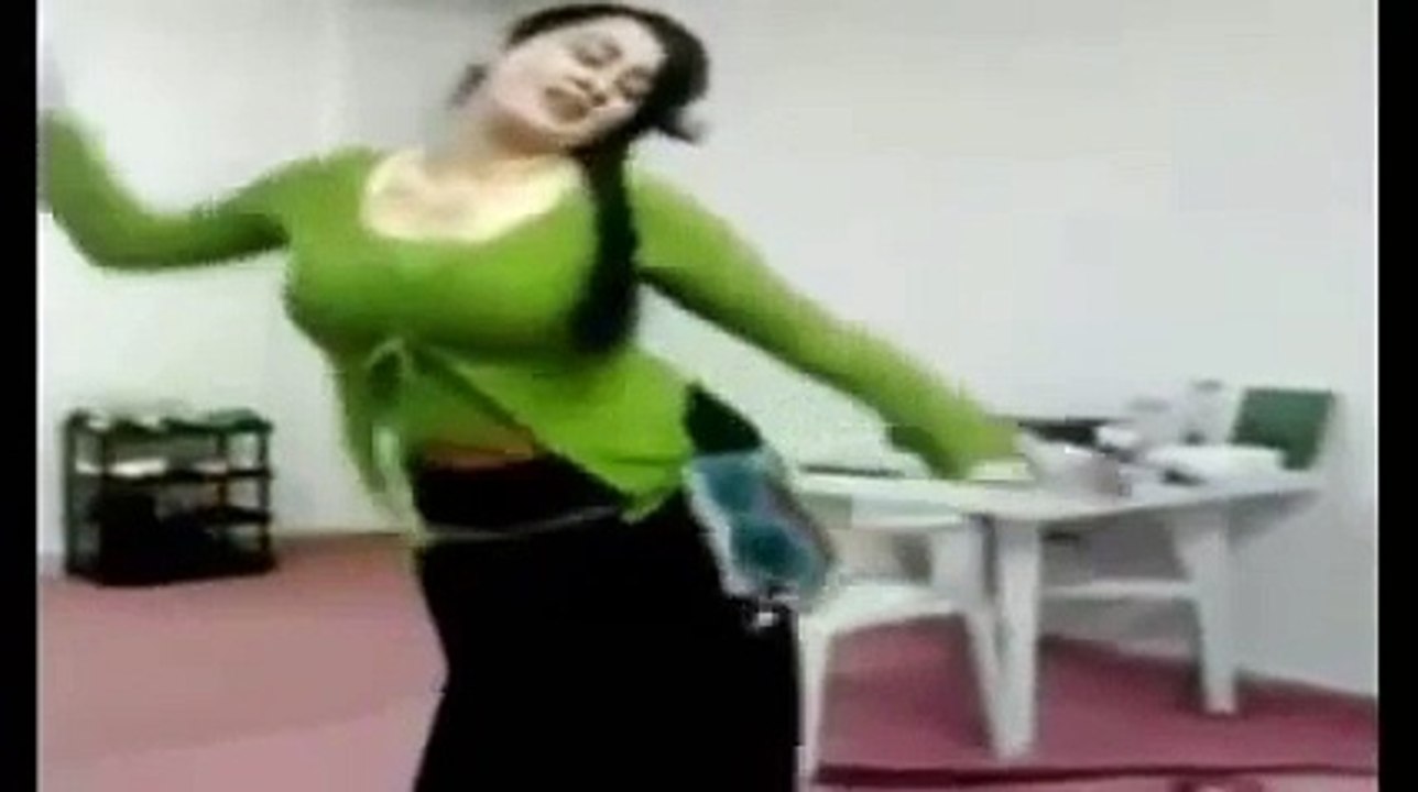 رقصة خاصة فى مكتب المدير