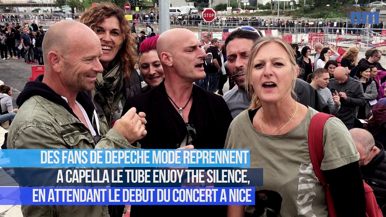 Des fans de Depeche Mode chantent "Enjoy the silence" en attendant le concert à Nice