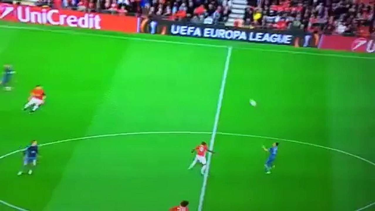 Paul Pogba 'enloquece' Old Trafford com os seus dotes técnicos