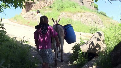 أزمة المياه تدفع سكان الموصل الى اعتماد وسائل بدائية للتزود بها