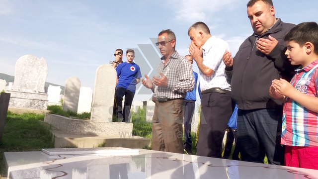 (VIDEO) Kaluan 7 vjet nga vrasja e Harun Aliut, homazhe tek varri i tij