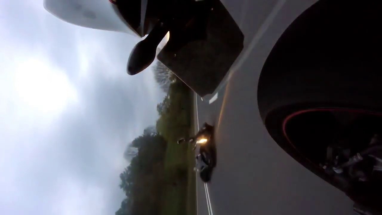 Cette moto se vautre dans un virage comme une m***