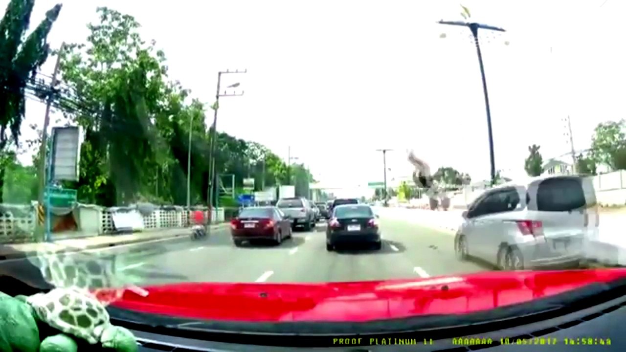 Cette femme s'envole percutée par une voiture en téléphonant !