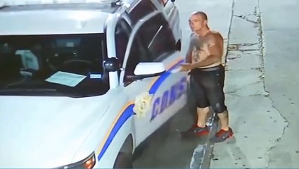 Il vole une voiture de police stationnée à une station service.