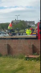 Cette dépanneuse remorque... un fauteuil roulant !!!