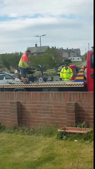 Cette dépanneuse remorque... un fauteuil roulant !!!