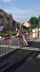 Ce fou manque de se faire tuer par le train au passage à niveau !